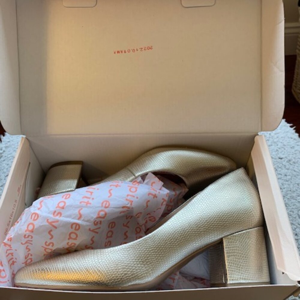 Easy Spirit Heels in gold size 6.5 M